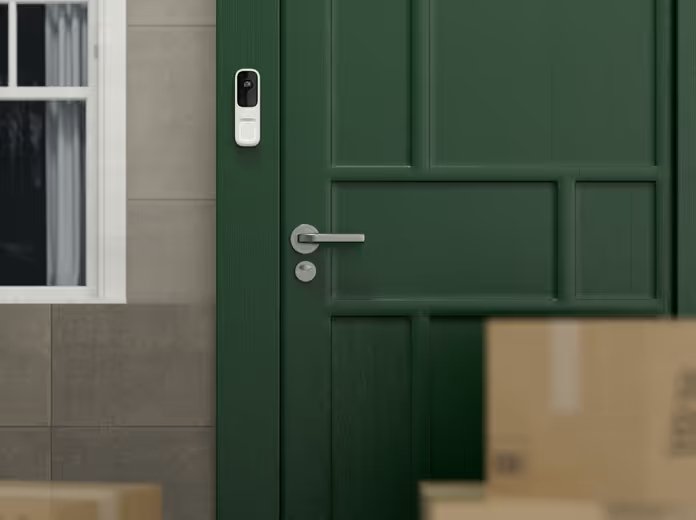 Videotimbre Ajax Doorbell instalado junto a la puerta de una vivienda