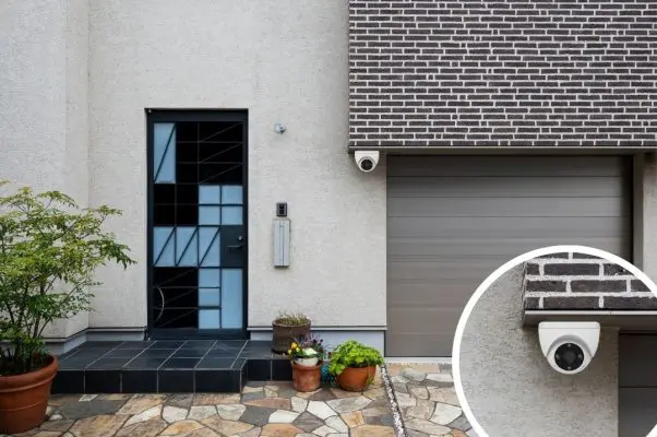 Cámara domo Ezviz H4 2K instalada junto a la entrada de una vivienda