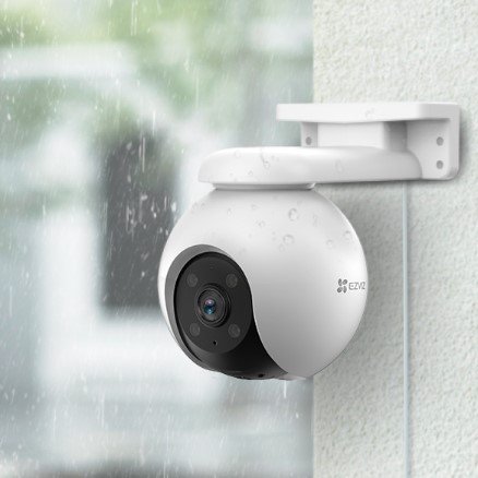 Cámara Ezviz H8 Pro 2K instalada en la pared exterior de una vivienda