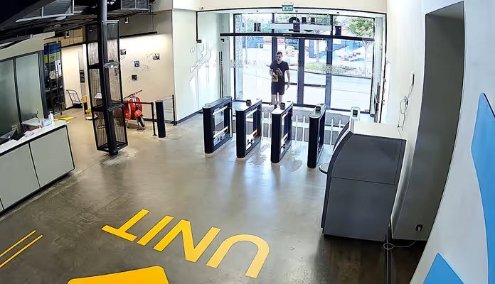 Imagen True WDR de la cámara Ajax BulletCam HL en una entrada con contraluz