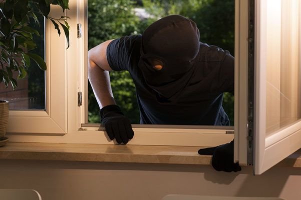 Intruso intentando entrar por una ventana